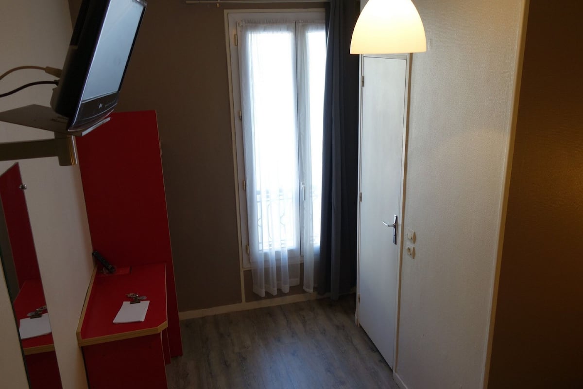 Een bureau, gratis wifi, beddengoed