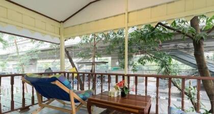 Nang Ta Yon @ Ban Thap Chang Hostel