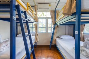 Free wired Internet - Nang Ta Yon @ Ban Thap Chang Hostel (Bangkok)