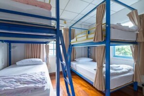 Free wired Internet - Nang Ta Yon @ Ban Thap Chang Hostel (Bangkok)