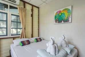 Free wired internet - Nang Ta Yon @ Ban Thap Chang Hostel (Bangkok)