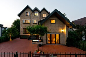 Vista frontal de la propiedad