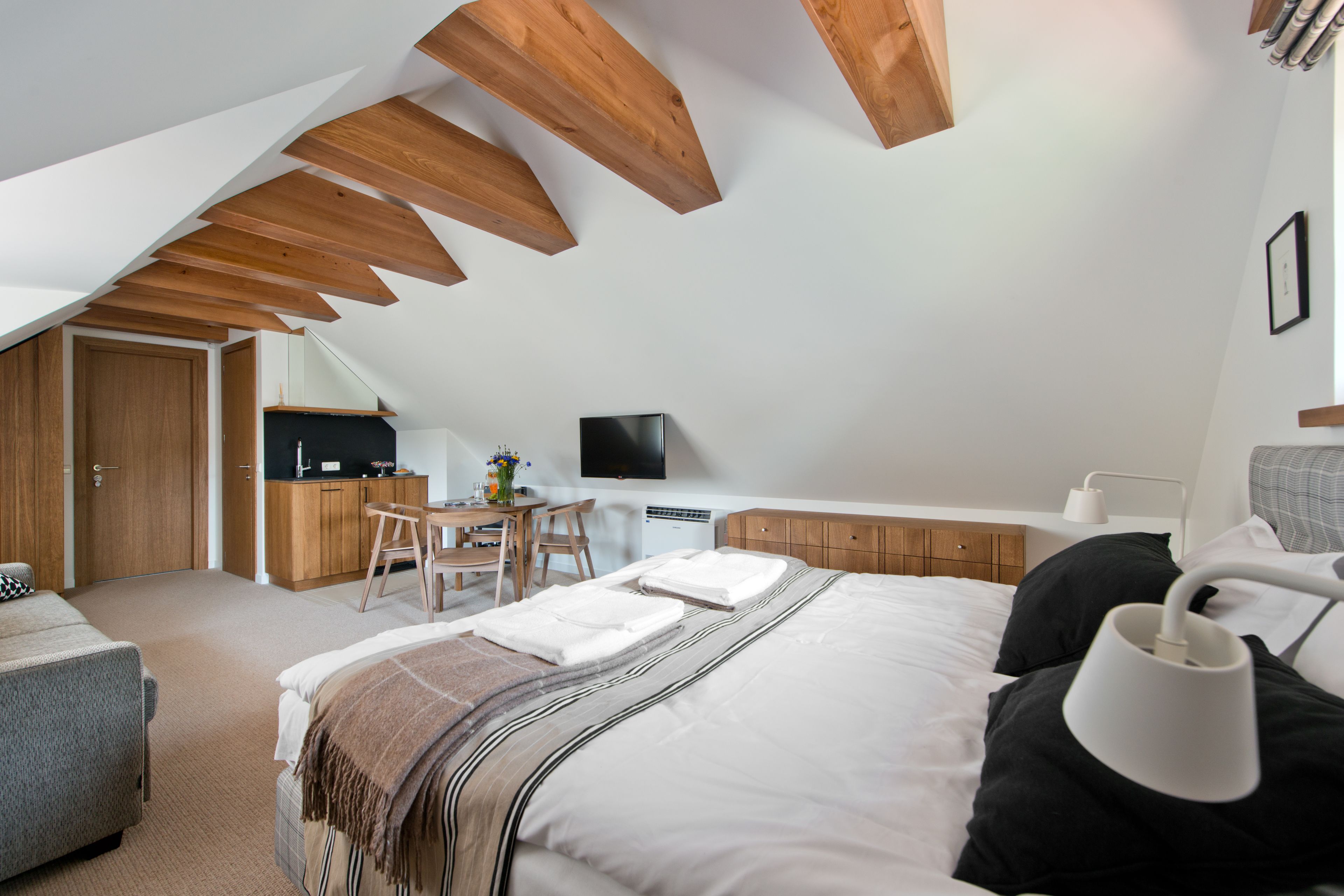 6 chambres, bureau, chambres insonorisées, fer et planche à repasser