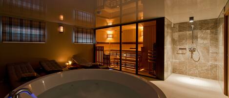 Een douche, gratis toiletartikelen, een haardroger, badjassen