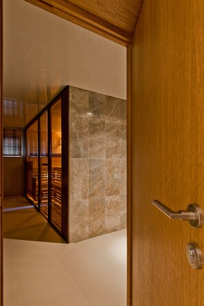 6 chambres, bureau, chambres insonorisées, fer et planche à repasser