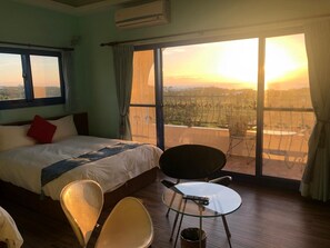 Escritorio, sistema de insonorización, wifi gratis y ropa de cama 
