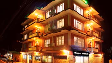 Fassade der Unterkunft – Abend/Nacht