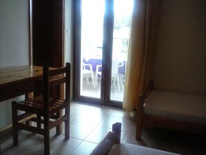 Estúdio família, vista para o jardim | Cofres nos quartos, Wi-Fi de cortesia, roupa de cama