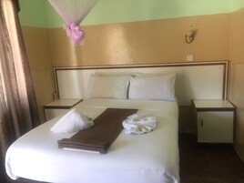 办公桌、免费 WiFi