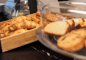 Free daily buffet breakfast - La Casa Del Sol Hotel (Barcelona)