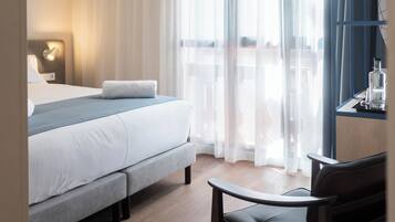 Doppia Standard, vista città | Una cassaforte in camera, con arredamento individuale, tende oscuranti