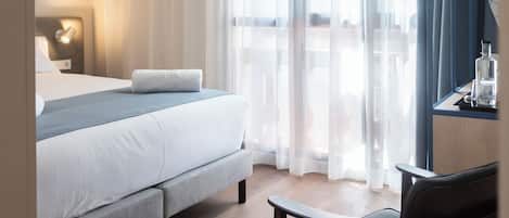 Habitación estándar doble, vistas a la ciudad | Caja fuerte, mobiliario individual, cortinas opacas