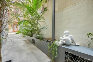 Exterior detail - La Casa Del Sol Hotel (Barcelona)