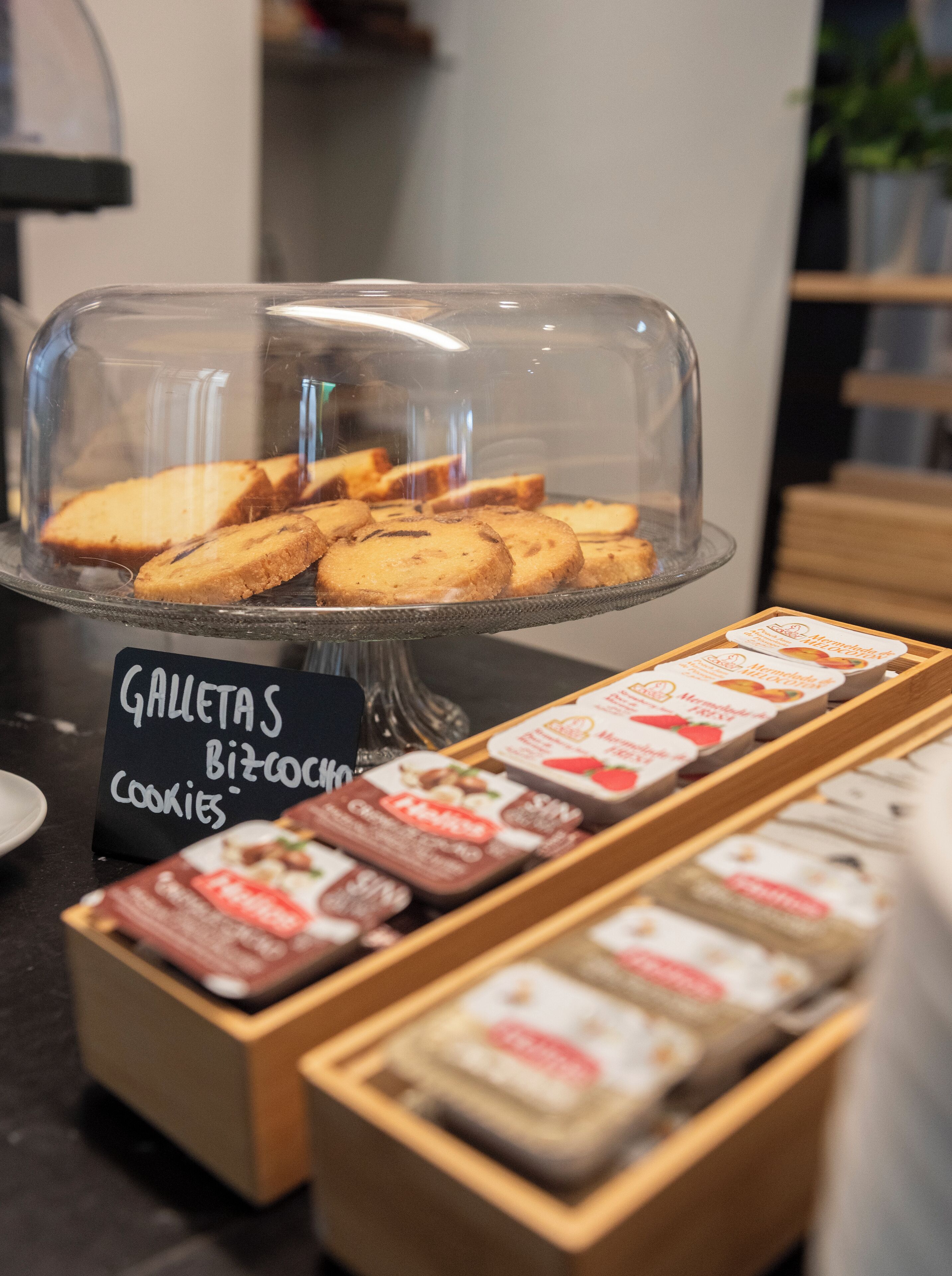 Una exhibición de galletas y bombones en la sección de pastelería.