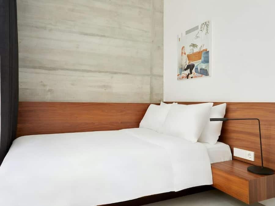 Caja de seguridad en la habitación y muebles diferentes