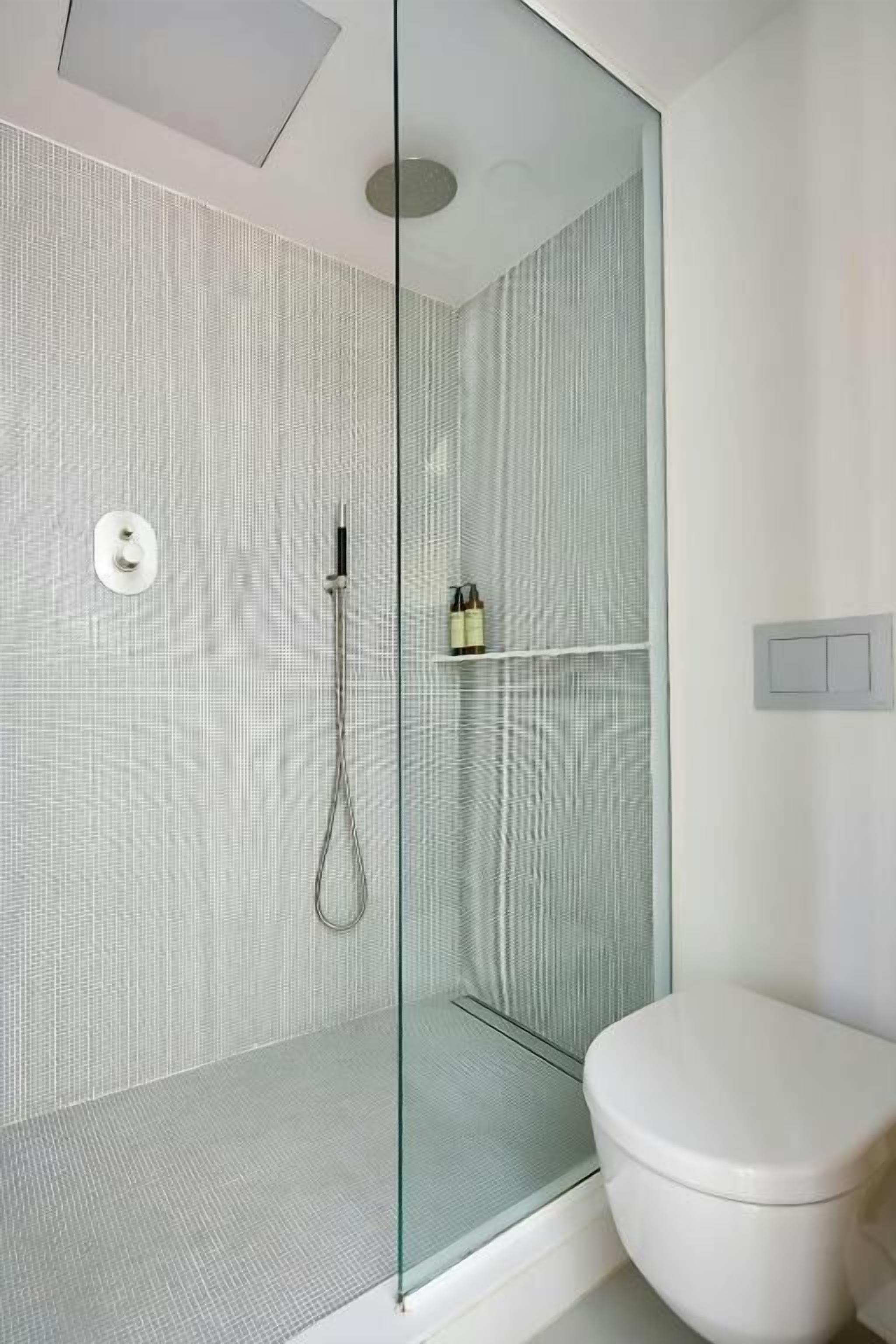 Dusche, Haartrockner, Hausschuhe, Handtücher