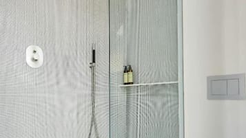 Dusche, Haartrockner, Hausschuhe, HandtĂŒcher