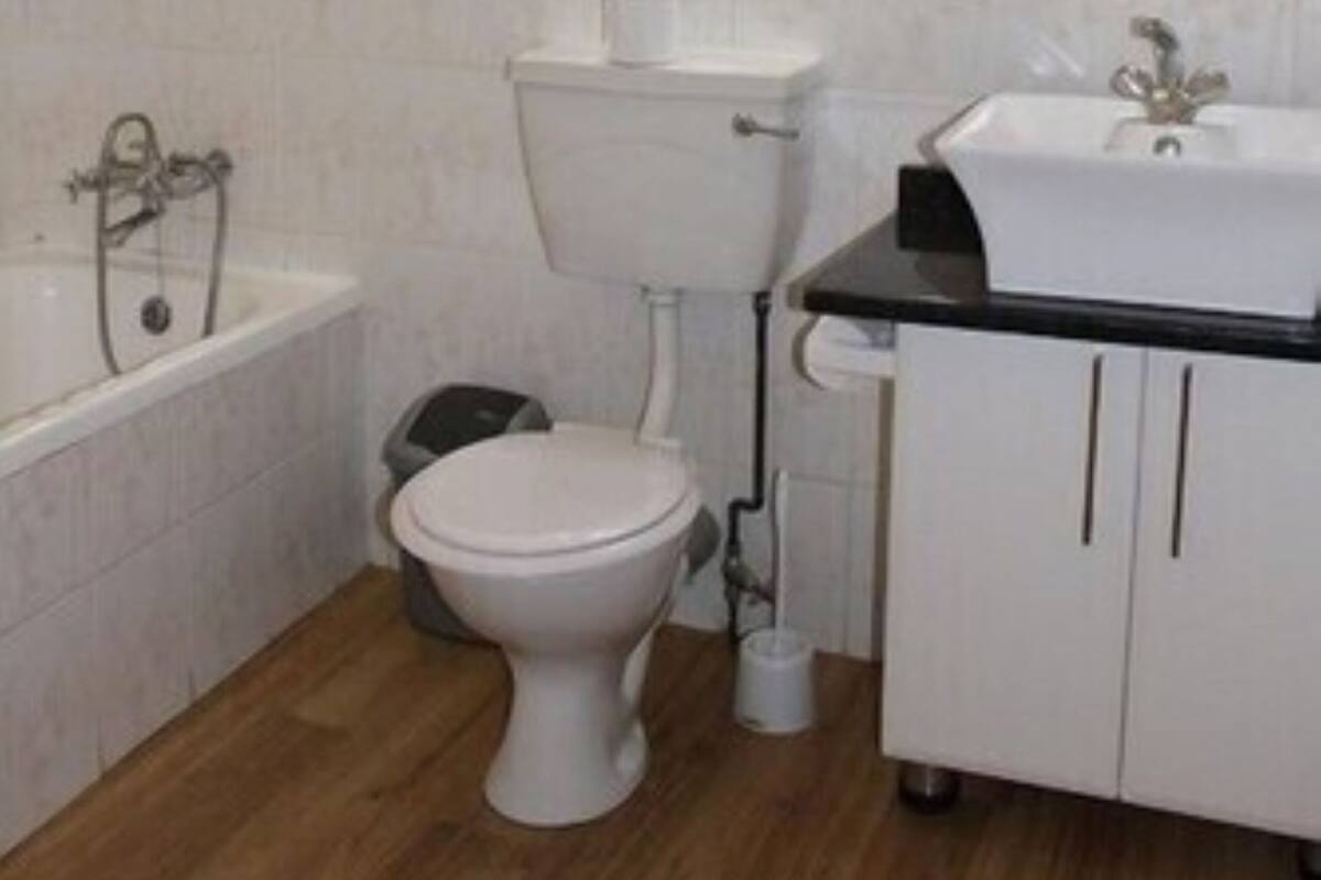 Un baño con inodoro, lavabo y bañera.