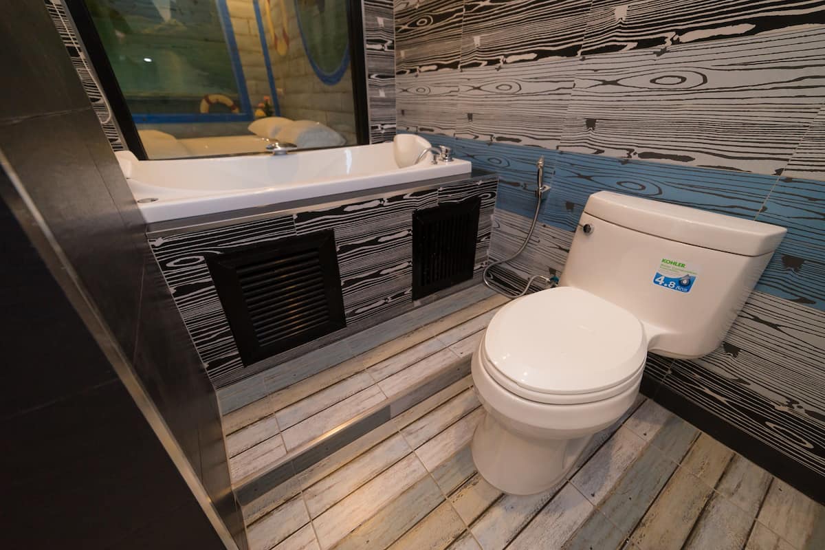 superior double room | bathroom | free toiletries, hair dryer, bathrobes, slippers