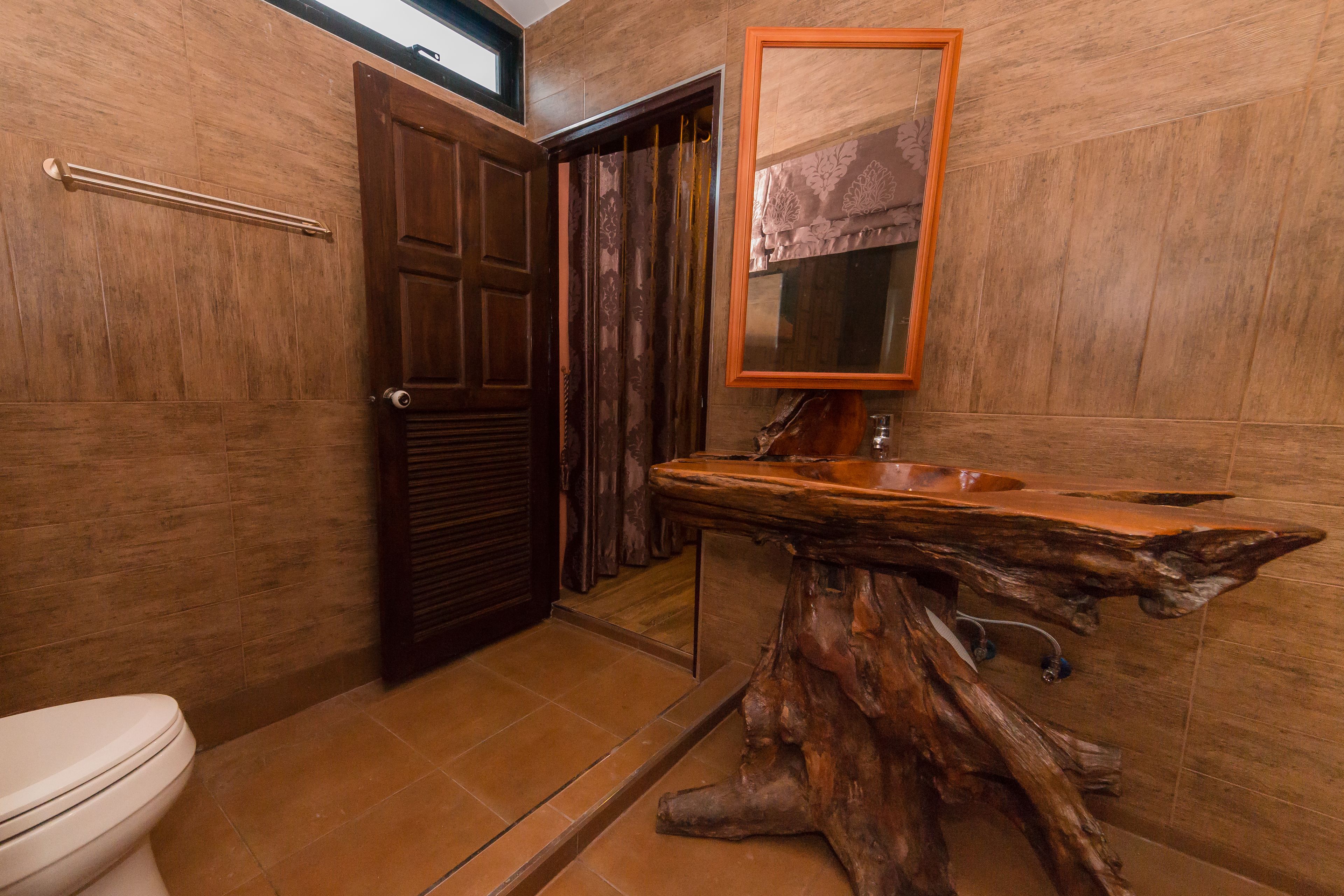 Superior Double Room | Badezimmer | Kostenlose Toilettenartikel, Haartrockner, Bademäntel, Hausschuhe