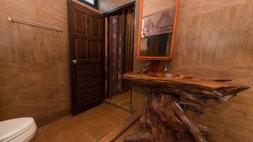 Superior Double Room | Badezimmer | Kostenlose Toilettenartikel, Haartrockner, Bademäntel, Hausschuhe