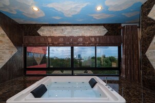Honeymoon Studio Suite | Bathroom | Free toiletries, hair dryer, bathrobes, slippers