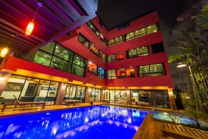 Piscina externa, guarda-sóis, espreguiçadeiras
