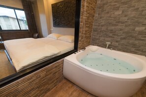 Deluxe Double Room (Bathtub) | Banheiro | Produtos de toalete grátis, secador de cabelo, roupões de banho