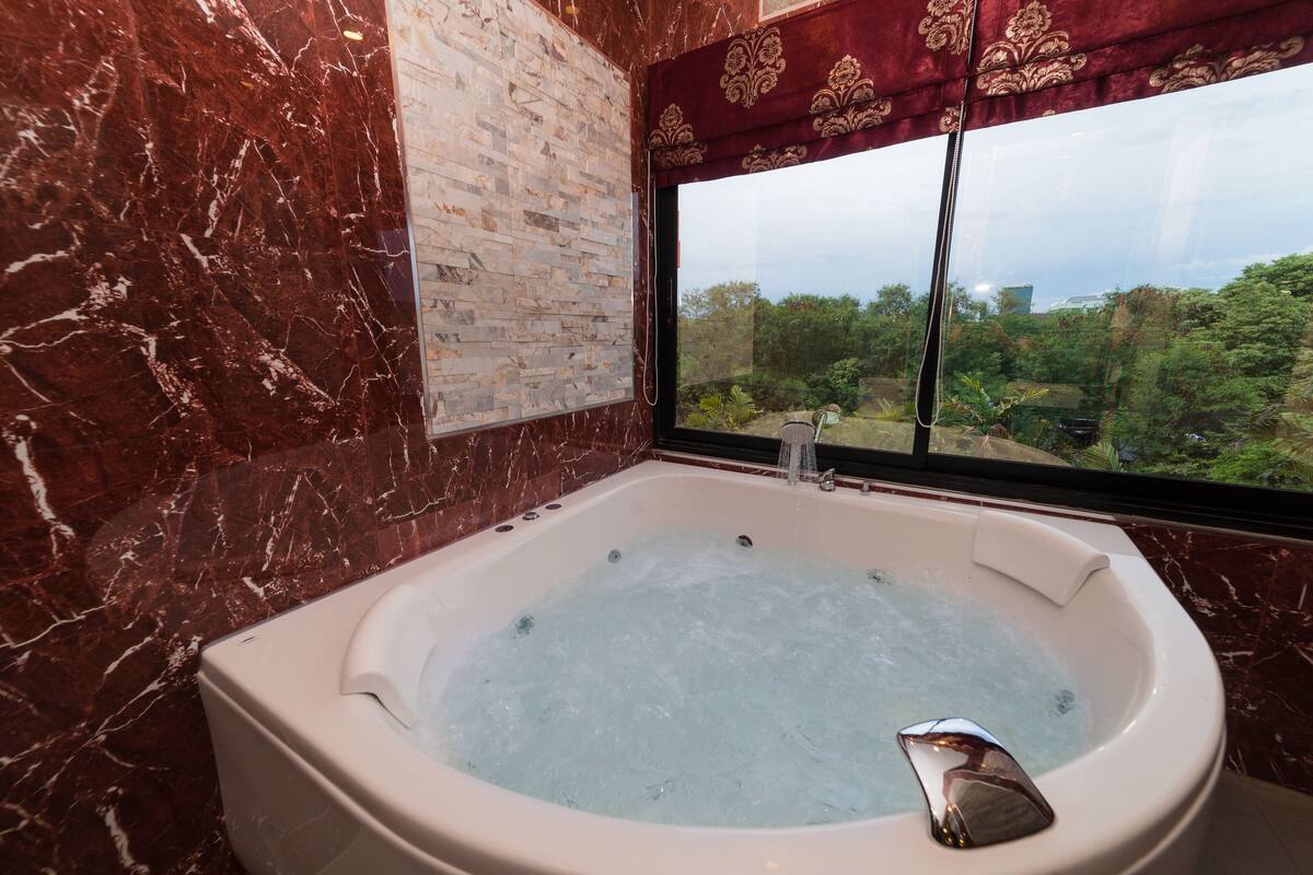 Junior Suite | Free minibar items, desk, blackout curtains, free WiFi