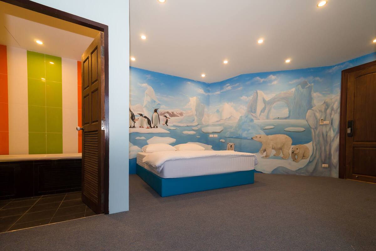 Family Room (Connecting Room) | Isi minibar gratis, meja kerja, tirai kedap cahaya, dan Wi-Fi gratis