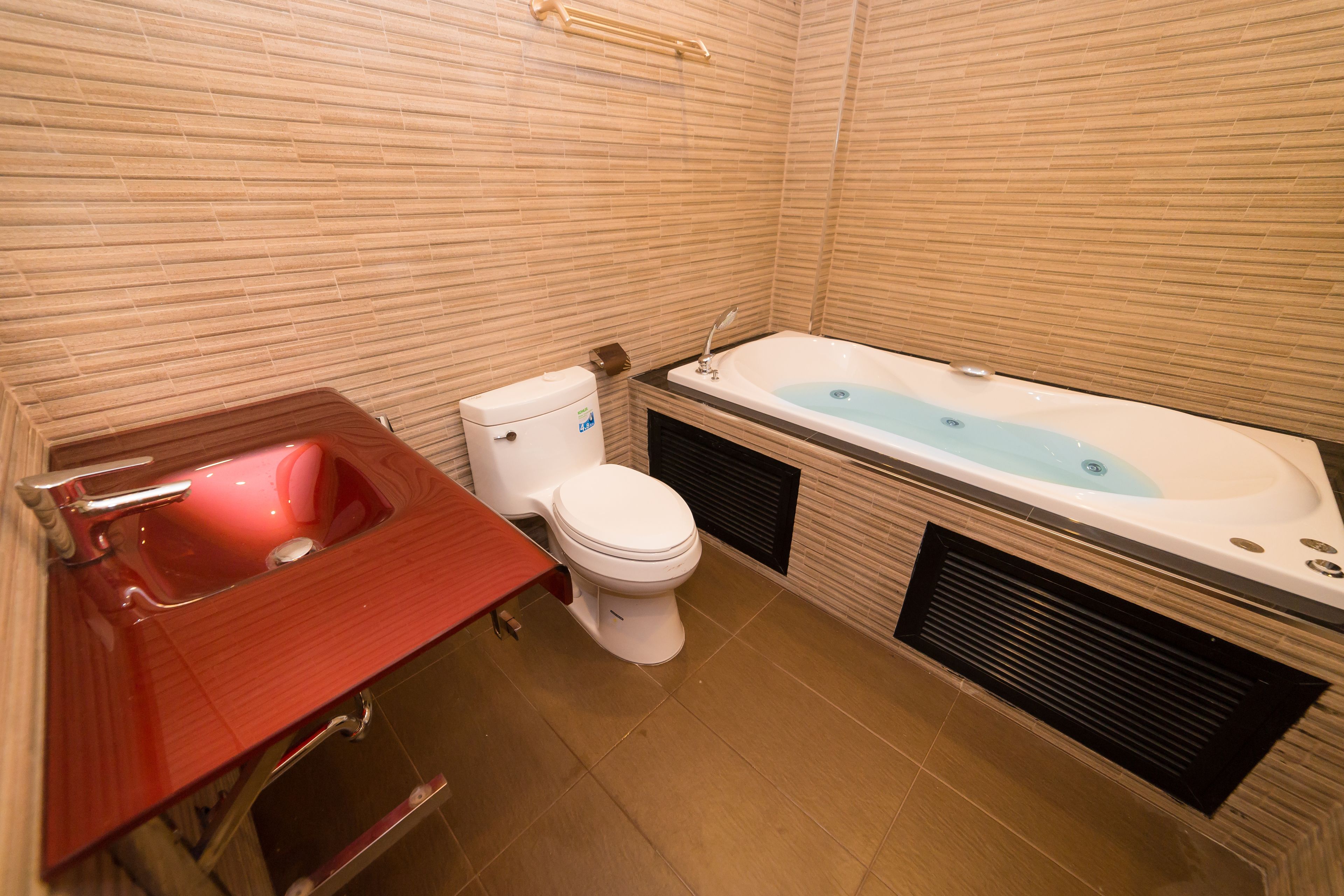 family room (connecting room) | bathroom | free toiletries, hair dryer, bathrobes, slippers