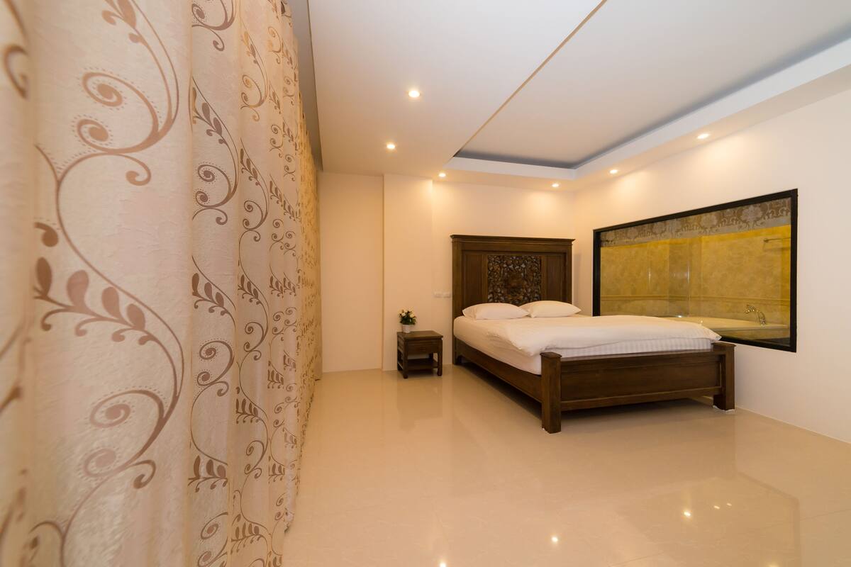 Deluxe Double Room (Bathtub) | Isi minibar gratis, meja kerja, tirai kedap cahaya, dan Wi-Fi gratis