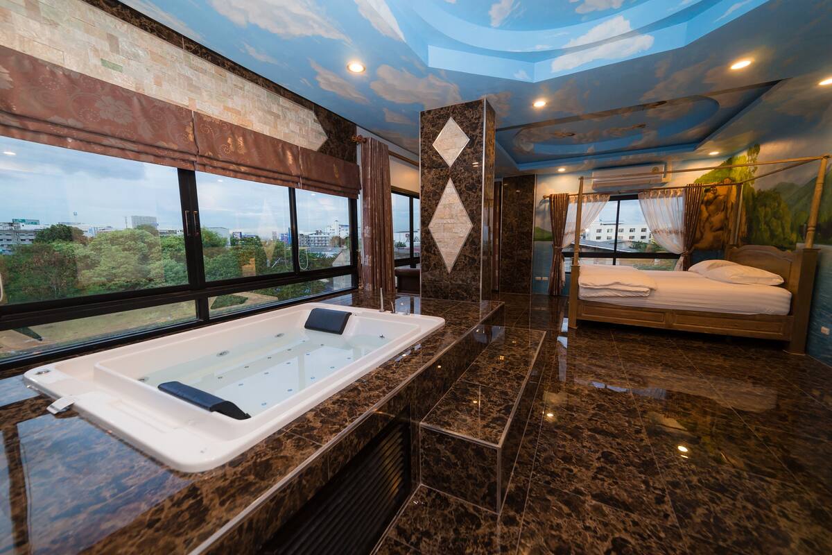 Studio Suite Bulan Madu | Isi minibar gratis, meja kerja, tirai kedap cahaya, dan Wi-Fi gratis