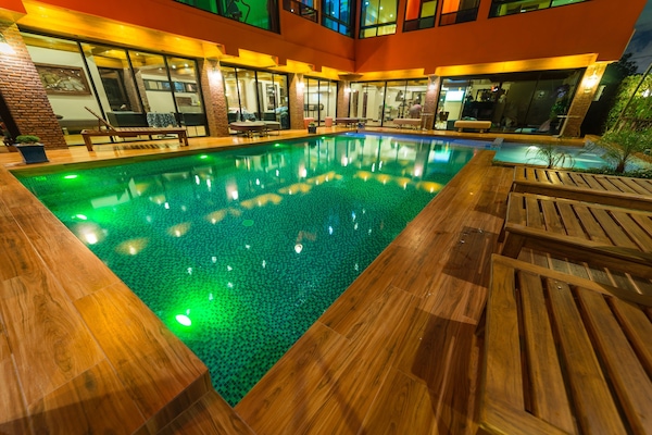 Piscina all'aperto, ombrelloni da piscina, lettini