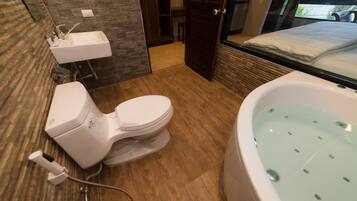 Deluxe Double Room (Bathtub) | Baño | Artículos de higiene personal gratuitos, secador de pelo y albornoces