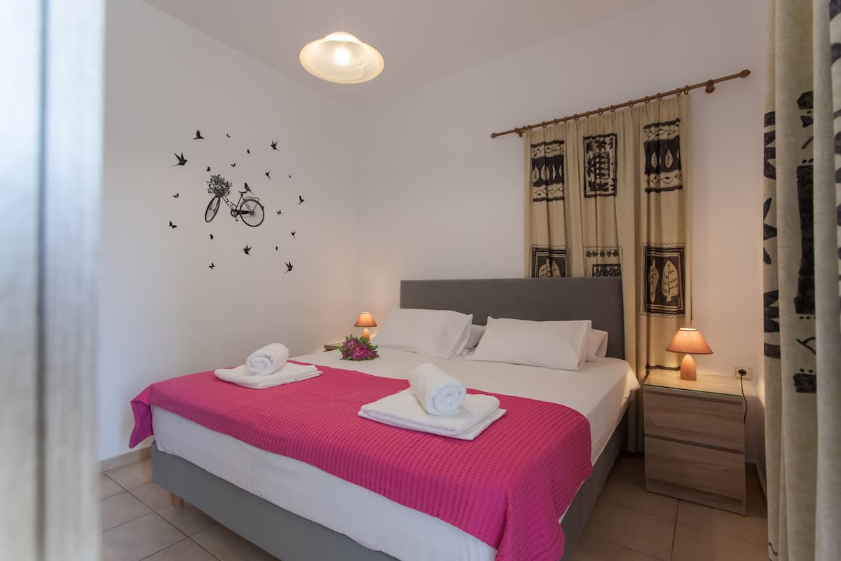 Appartement, 1 slaapkamer, uitzicht op zee | 1 slaapkamer, hypoallergeen beddengoed, een kluis op de kamer