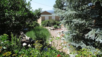 Rumah Comfort, 2 kamar tidur, tepi gunung | Taman