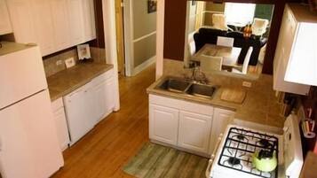 Lemari es, microwave, kompor, dan mesin pencuci piring