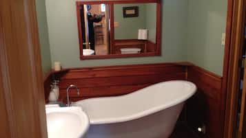 Comfort House, 3 Bedrooms, Mountainside | Bathroom | Shower, towels