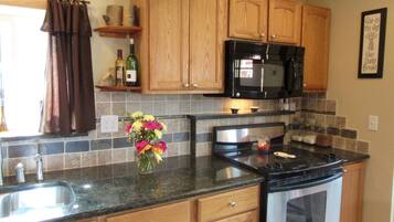 Rumah Comfort, 3 kamar tidur, tepi gunung | Dapur pribadi | Lemari es, microwave, dan mesin pembuat kopi/teh