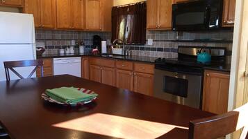 Comfort House, 3 Bedrooms, Mountainside | Private kitchen | Fridge, microwave, coffee/tea maker