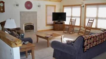 Rumah Comfort, 4 kamar tidur, tepi gunung | Area keluarga | Pemutar DVD