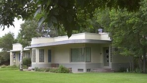 A modern two-story house with a flat roof, large windows, and a well-maintained lawn. - Heister House 3 Bedroom Holiday Home By Pinon Vacation Rentals (Salida)