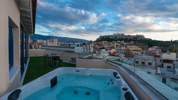 Junior suite (Panoramic Acropolis View) | Hypoallergeen beddengoed, een minibar, een kluis op de kamer, een bureau