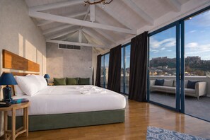 Juniorsvit (Panoramic Acropolis View) | Allergitestade sängkläder, minibar och värdeförvaringsskåp på rummet