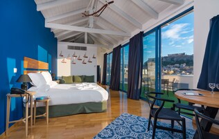 Junior Σουίτα (Panoramic Acropolis View) | Υ ποαλλεργικά κλινοσκεπάσματα, μίνι μπαρ, χρηματοκιβώτιο στο δωμάτιο 