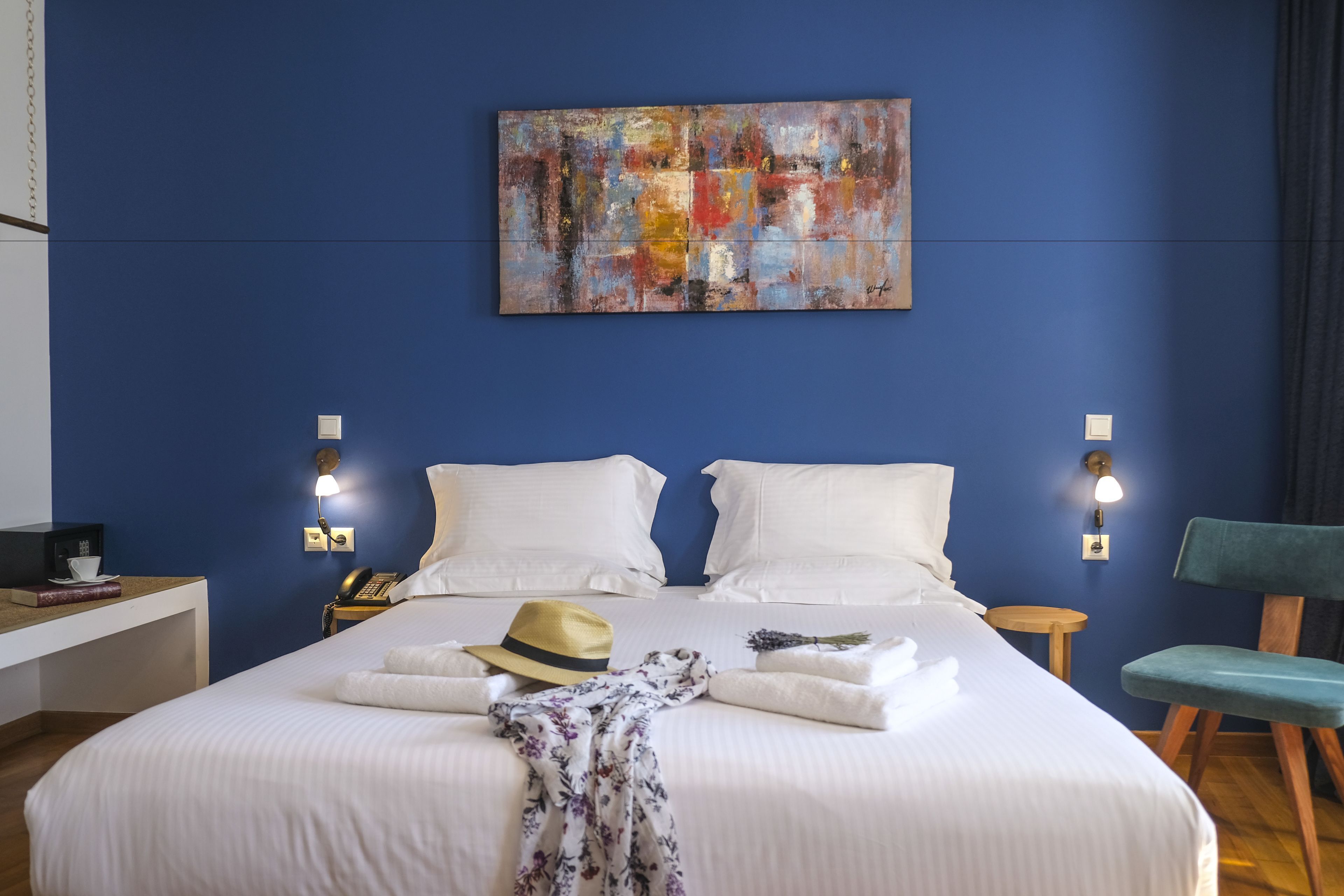 Hypo-allergenic bedding, minibar, in-room safe, desk