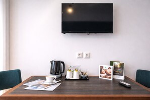 Hypo-allergenic bedding, minibar, in-room safe, desk - Lotus Center Inn (Athens)