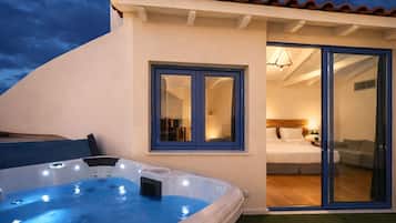 Junior-Suite (Panoramic Acropolis View) | Allergikerbettwaren, Minibar, Zimmersafe, Schreibtisch