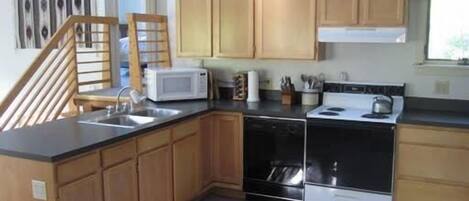 Lemari es, microwave, dan mesin pembuat kopi/teh